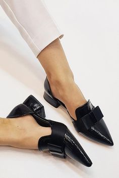 Bow Pointed Flats 5-White White Flat Shoes, Pointed Flats, Bow Flats, I Love Shoes, Trendy Fashion Women, Shoes And Boots, My Shoes, Womens Fashion Trends, Beautiful Shoes