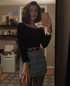 90s Style Summer Outfits, Black Everyday Outfits, Vintage Grunge Outfits Aesthetic, Sweater Around Shoulders Outfit, 2015 Outfits Tumblr, Black Grunge Aesthetic Outfit, Grunge Vintage Outfits, Emmy Red Carpet, Actress Style