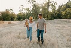 Family Of Three Picture Poses, Co Parent Photoshoot, Family Of Three Outfits For Pictures, Fall Mini Session Outfit Ideas, Field Photoshoot Family Of 3, Casual Outdoor Family Photos, Poses For A Family Of Three, Family Photoshoot With 3 Month Old, Mommy And Me 6 Month Photo Shoot