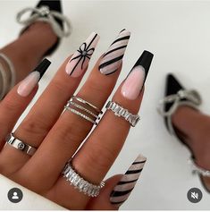 Christmas Nails Black And Silver, Black Silver Christmas Nails, Black And Silver Christmas Nails, Black Christmas Nails Acrylic, Black Snowflake Nails, Black Bow Nails, Winter Sparkle Nails, Black And Silver Nail Designs, Black Christmas Nail Designs