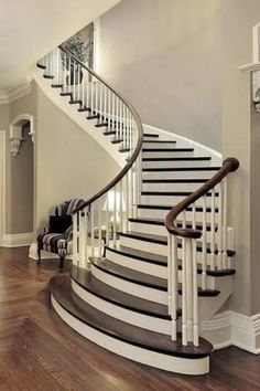 Staircase Idea with Curved Hardwood Design and Pendant Light Fixtures Home Staircase Design, Patio Planter Ideas, Level Up Design, Iron Stair Spindles, Home Staircase, Staircase Modern, Cottage Stairs, Staircase Design Ideas, Home Design Store