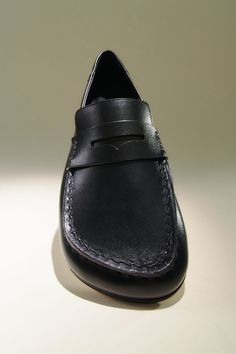 The minimalist loafer in black calf leather. Spring 2025