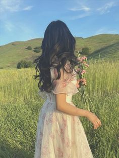 Flower Dresses Aesthetic, Daydreaming Pictures, Aesthetic Poses In Nature, Photoshoot Ideas In A Field, Floral Dress Photoshoot Ideas, Dreamy Field Photoshoot, Field Of Flowers Aesthetic, Soft Net Dress, Flower Photoshoot Aesthetic