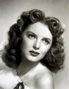 Bride's Hairstyle, 1940's Hair, Vintage Hairstyle, Julie London, 1940s Woman, Vintage Versace