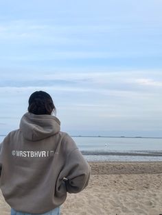 wrstbvr,photo idea,beach,hairstyle,oversized hoodie Hoodie Profile Picture, Hoodie Picture Ideas, Hoodie Poses Instagram, Hoodie Photoshoot Ideas, Hoodie Poses, Hoodie Shoot, Hoodie Photoshoot, Hoodie Reference, Hoodie Photo