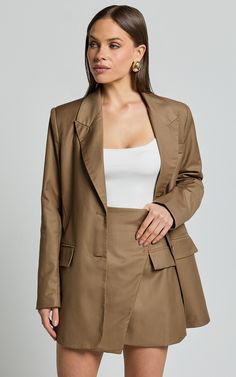 Elevate your style game with the Haidy Blazer - your new go-to piece for mastering the balance between effortlessly chic and professionally polished. This single-breasted boyfriend blazer, drenched in a versatile taupe, is the perfect crossover between casual comfort and workwear sophistication. Crafted from high-quality twill polyester, it promises both durability and a flattering drape that complements any body type. Product Details: Buttons detail Inner lining Twill fabric Casual, Workwear St Red Sequin Dress, Basic Black Dress, Neon Outfits, Spring Maxi Dress, Bachelorette Dress, Navy Bridesmaid Dresses, Casual Workwear, Spring Capsule Wardrobe, Boyfriend Blazer