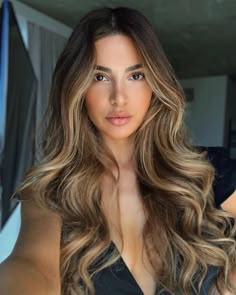 Brown Balayage With Extensions, Dark Hair With Blonde Highlights Curly, Caramel Hair With Money Piece, Dark Brown Eyes Hair Color Ideas, Caramel Blonde Balayage On Dark Hair, Golden Balayage On Dark Hair, Balayage Vs Highlights, Negin Mirsalehi