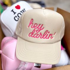 Photo pictures a cream colored foam trucker hat featuring pink cursive embroidery of the words Hey darlin' Cute Trucker Hats, Trucker Hat Designs, Trendy Trucker Hats, Closet Addition, Western Style Outfits, Giddy Up Glamour, Western Girl