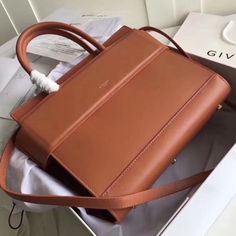 Givenchy Horizon plain smooth leather double handles and long shoulder straps with customized gold-plated hardware accessories, built-in activity handbag, detachable and super practical.

Size: 27*24*11 Lv Purse, Lv Shoes, Lv Belt, Lv Wallet, Lv Handbags, Purple Bags, Black Tote Bag, Green Bag, Black Handbags