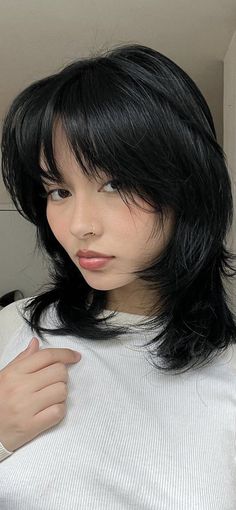 Cool Medium Length Haircuts, Curly Short Hairstyles Round Face, Haircuts For Slim Faces, Short Hair Styles Black Hair, Short Haircuts 90s, Medium Haircut With Short Layers, Asian Style Haircut, Short Black Shaggy Hair, Short Shag Hairstyles Thick Hair