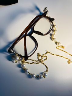 ✨This eye-catching sunglasses chain, prepared with a striking pearl collection, is a unique complement. Pearl White solves any fashion accessory dilemma with elegance.  Gold plated chain does not tarnish. stainless. We always offer you unique designs using high quality materials. It comes to you with silicone apparatus. It is packaged and shipped securely.  This unique Glasses chain can be a great Mother's Day gift. ✨✨ Glasses chain size; 90cm Pearl Glasses, Sunglass Strap, Unique Glasses, Glasses Chains, Glasses Strap, Sunglasses Chain, Sunglasses Strap, Pearl Collection, Glasses Chain