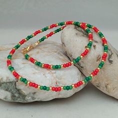 Christmas Seed Bead Necklace - Handmade Red Green Gold Bead Necklace Christmas Necklaces Beads, Christmas Necklace Jewelry, Red Seed Bead Jewelry, Bead Types Chart, Christmas Beaded Necklace Ideas, Christmas Seed Bead Necklace, Christmas Jewelry Ideas Handmade Gifts, Christmas Necklace Beads, Christmas Seed Bead Jewelry