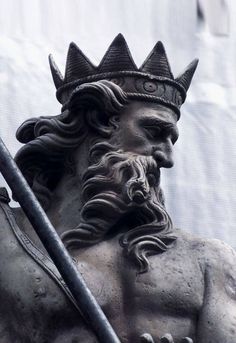 a statue of a man with a crown on his head