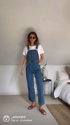 Women’s Dungaree Outfit, French Overall Outfit, Stylish Basic Outfits, Overall Spring Outfit, Sweater Under Overalls Outfit, Overall Looks Women, How To Style Women’s Overalls, How To Style A Dungaree, Cute Overall Dress Outfits