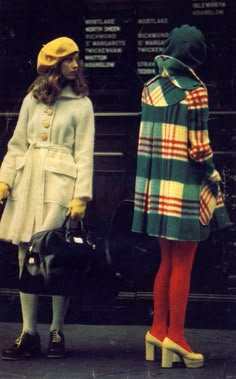 A roupa dos anos 70 em fotos originais da década Fashion 60s, Red Tights, Fashion 70s, Look Retro