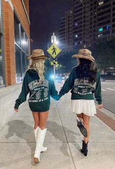 Country Concert Instagram Pictures, Country Concert Photo Ideas, Country Concert Pics, Country Concert Picture Ideas, Winter Country Concert, Country Concert Aesthetic, Shania Twain Concert Outfit, Luke Bryan Concert Outfit