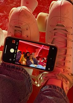 A phone is set on top of rollerskates which are worn by two girls who are sitting down, while they are making a picture of themselves with a different phone to make it seem like a mirror selfie. Roller Skating Instagram Pictures, 80s Roller Skating Aesthetic, Roller Skating Dates, Roller Skate Pictures, Roller Skating Couple Aesthetic, Skating Rink Pictures, Disco Roller Skating Outfit