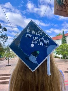 a woman wearing a graduation cap that says i'm in love with mas - future