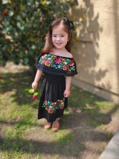 Mexican Girls Dress Traditional Mexican Toddler Dress Embroidered Handmade Different Sizes by HelloArtesania on Etsy Mexico Costume, Receive Flowers, Mexican Babies, Dress Traditional, Mexican Dress, Mexican Girl, Traditional Mexican, Mexican Dresses, Handmade Dresses