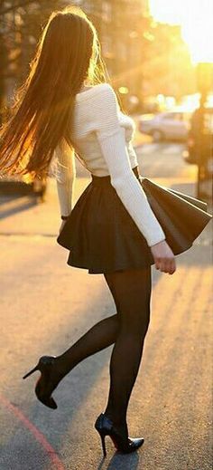 Leather Flare Skirt, Mode Rockabilly, Looks Pinterest, Fashion Tights, Cozy Outfit, Mode Inspiration, Outfits Casuales, Skirt Outfits