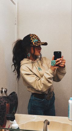 Cute Casual Outfits Western, Western Ball Cap Outfit, Punchy Western Hairstyles, Rainy Day Western Outfit, Dressed Up Western Outfits, Western Hiking Outfits, Rainy Western Outfit, Western Gym Outfit, Western Fashion Outfits Casual