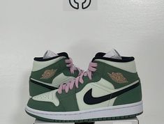 Women's Size 6.5w Jordan 1 Mid Dutch Green Brand New. PN# 661 Jordan 1 Mid Dutch Green, Retro Gym, Jordan 1s, Retro 1, Green Brands, Jordan 13, Jordans For Men, Jordan 1 Mid, Jordan Retro