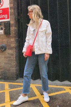 White Denim Jacket Street Style, White Jacket Outfit Summer, White Jacket Jeans Outfit, Denim White Jacket Outfit, Outfits With White Jacket, Outfit With White Jacket, White Jeans Jacket Outfit, Denim White Outfit, White Denim Jacket Outfit Women