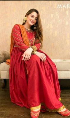 Pakistani Red Dress, Red Dress Design, Body Hot, Pakistani Formal Dresses, Frock Fashion