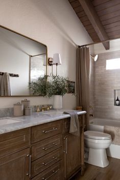 a bathroom with a sink, toilet and bathtub in it's center area