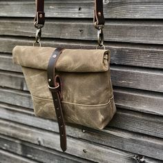 Deze dagtas/tas is je perfecte metgezel voor de dagen waarop je slechts een paar essentiële spullen mee hoeft te nemen. De dagrugzak is gemaakt van zwaar gewaxte filterkeperstof in ranger tan, met rol om de bovenkant te sluiten, met drukknoop- en riemsluiting. Gemaakt met een dubbellaagse bodem, voor extra duurzaamheid en sterkte. Telefoonvak aan de achterkant sluit met de buidelknop. Met verstelbare en afneembare schouderband van plantaardig gelooid leer Volledig gevoerd met een katoenen doek D Brown Shoulder Bag With Canvas Lining For School, Vintage School Bag With Waxed Finish, School Satchel With Leather Handles And Canvas Material, School Shoulder Bag With Adjustable Strap In Waxed Canvas, Vintage Brown Canvas Bag For Outdoor, Khaki Waxed Finish Bags For Daily Use, School Bag With Leather Handles And Waxed Canvas, Outdoor Cotton Bag With Waxed Finish, Vintage Cotton Bag With Waxed Finish