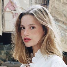 English Rose Style Fashion, Camille Yolaine Makeup, French Waves Hair, French Blonde Hair, Espresso Aesthetic, French Girl Makeup, French Makeup