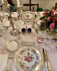 Vintage Glassware Display, Dining Room Table Settings, Beautiful Flatware, Vintage Table Setting, Breakfast Table Setting, Fancy Table, Club Video, Brunch Table, Romantic Table