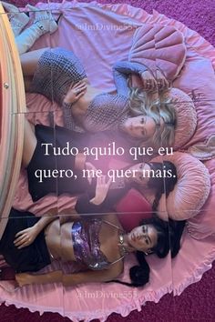 three women laying on top of a pink bed with the caption'tudo aquilo que el quero, me que