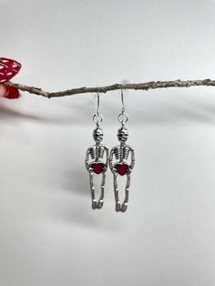 Important: Contains small parts. Not suitable for children under 3 years old. Keep away from moisture to preserve the quality. For any questions or concerns, don't hesitate to reach out. Skeleton Holding Heart, Jewelry Vampire, Vampire Cosplay, Holding Heart, Earrings Gothic, Earrings White Gold, Jewelry Gothic, Gothic Earrings, Skull Earrings