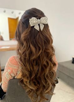 #hair #hairstyles #bow Bridal Hairstyle With Bow, Gowns Hairstyles Indian, Haïr Style For Wedding Function, Engagement Look Hairstyle, Bow Hairstyle Wedding, Haïr Style For Marriage, Easy Curled Hairstyles For Long Hair, Haïr Style For Engagement, Function Hairstyles Indian