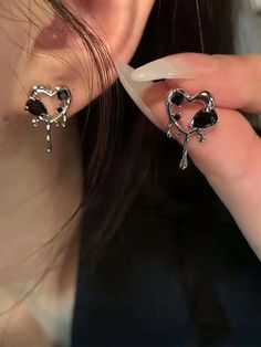 Grunge Jewelry, Edgy Jewelry, Jewelry Accessories Ideas, Dope Jewelry, Funky Jewelry, Jewelry Lookbook, Fancy Jewelry, Girly Jewelry, Heart Earrings Studs