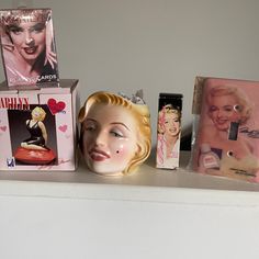 there are many marilyn monroe figurines on the shelf