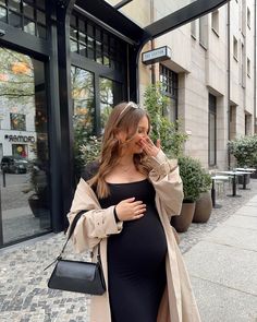 happy vibes today Tammy Hembrow Pregnant Outfit, Pregnant Girl Summer, Happy Pregnant Woman, Tight Dresses For Pregnant Women, Teen Mom Aesthetic Pregnant, Happy Vibes, Tights