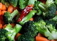 broccoli, carrots and peppers are mixed together