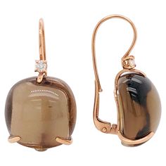 Discover these stunning earrings adorned with two beautiful smoky quartz stones. The brown and grey hues of smoky quartz add a touch of sophistication to this piece, while their calming properties are ideal for everyday wear. Smoky quartz is known to help calm strong emotions, improve concentration, and enhance mental clarity. In addition, two brilliant diamonds of 0.14 carats each complete the design, adding a touch of luxury and sparkle. The earrings are made of high-quality 18 karat rose gold Diamond Quartz, Antique Earrings, Stunning Earrings, Brilliant Diamond, Quartz Stone, Smoky Quartz, Pink Gold, Amazing Jewelry, Personalized Jewelry