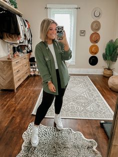 Cute Casual Travel Outfits, Mom Errand Outfit Spring, Realistic Mom Outfits, Casual Zoo Outfit, Casual Outfits Cool Weather, Fall Style 2023 Women Casual, Day Off Outfit Casual, Laid Back Mom Style, Field Trip Outfits For Mom