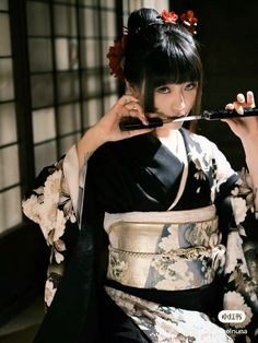 Japan Hairstyle Woman, Japanese Pink, Japanese Kimono Female, Women In Kimono Reference, Woman In Kimono Photography, Geisha Kimono Traditional, Japanese Kimono Photography, Japanese Festival, Black Kimono