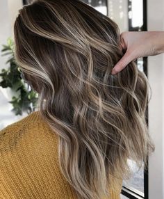 Burnet Balayage, Highlights Short Hair Brown, Brown Hair Subtle Blonde Highlights, Call Balayage, Fall Transition Hair Color, Balayage Hair Blonde Highlights, Foilyage Hair Brunettes, Fall Hair Balayage, Medium Length Balayage