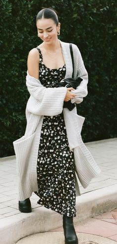 Converse Outfits, Pastel Outfit, Transition Outfits, Combat Boot, Outfit Trends, Cardigan Outfits, Looks Chic, 가을 패션, Dress With Cardigan