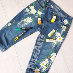 This listing for made to order shorts or jeans with hand painted daisy flowers. If you want different size/pattern I am happy to paint something special for you, just choose your size from available options (US chart) or send me message. Thank you for visiting my shop! Hope you enjoy browsing here😊 Hand Painted Shorts, Cavetown Concert, Custom Painted Jeans, Artistic Clothes, Denim Jacket Diy Paint, Painted Shorts, Diy Denim Jacket, Fabric Paint Diy, Painted Clothes Diy