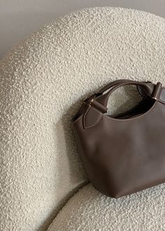 Beige Aesthetic Fashion, Fashion Editorial Photography, Photography Bags, Coffee Shop Aesthetic, Aesthetic Bags, Photo Bag, It Bag, Handbag Organization, Everyday Tote