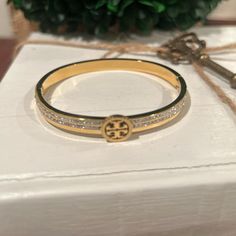 Tory Burch Bracelet Cute Bangles, Gold Bracelet With Name, Tory Burch Bracelet, Xoxo Jewelry, Dope Jewelry Accessories, Expensive Jewelry Luxury, Luxe Jewelry, Luxury Bracelet, Tory Burch Jewelry