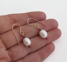 This Dangle & Drop Earrings item by DaliaShamirJewelry has 9 favorites from Etsy shoppers. Ships from Israel. Listed on Oct 12, 2024 Earrings Gold Pearl, Dangle Pearl Earrings, Small Pearl Earrings, Drop Pearl Earrings, Pearl Earrings Gold, Pearl Jewelry Design, Nice Jewelry, Pearl Earrings Wedding, Pearl Dangle Earrings