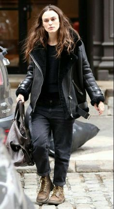 “Keira Knightley” Keira Knightley Style, Keira Knightly, Black Leather Coat, Jeans Outfits, Sheepskin Coat, Keira Knightley, Estilo Punk, Winter Clothes, Shearling Jacket