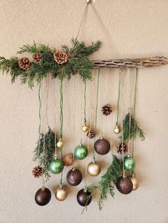 Driftwood Christmas Tree, Christmas Tree Beads, Art And Craft Ideas, Natural Christmas Decor, Diy Christmas Ornaments Easy, Christmas Scenery, Alternative Christmas, Christmas Craft Projects, Creative Christmas Trees